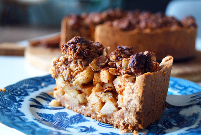 Une tarte aux pommes sans gluten, pleine d'épices chaudes et recouverte d'un délicieux crumble croustillant