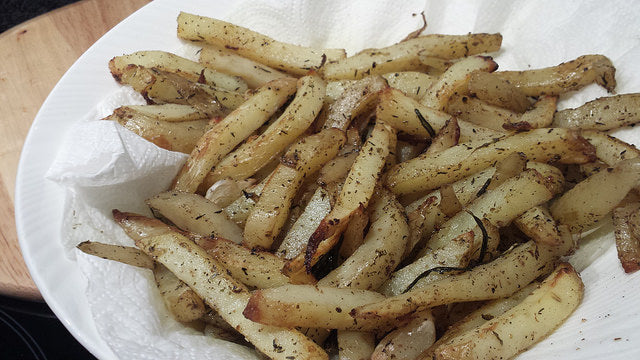 Pommes de terre croustillantes aux herbes et à l'ail au four