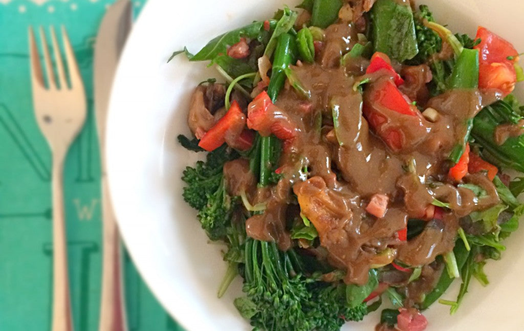 Une salade nourrissante avec des pleurotes rôties, des lardons croustillants et une vinaigrette balsamique relevée