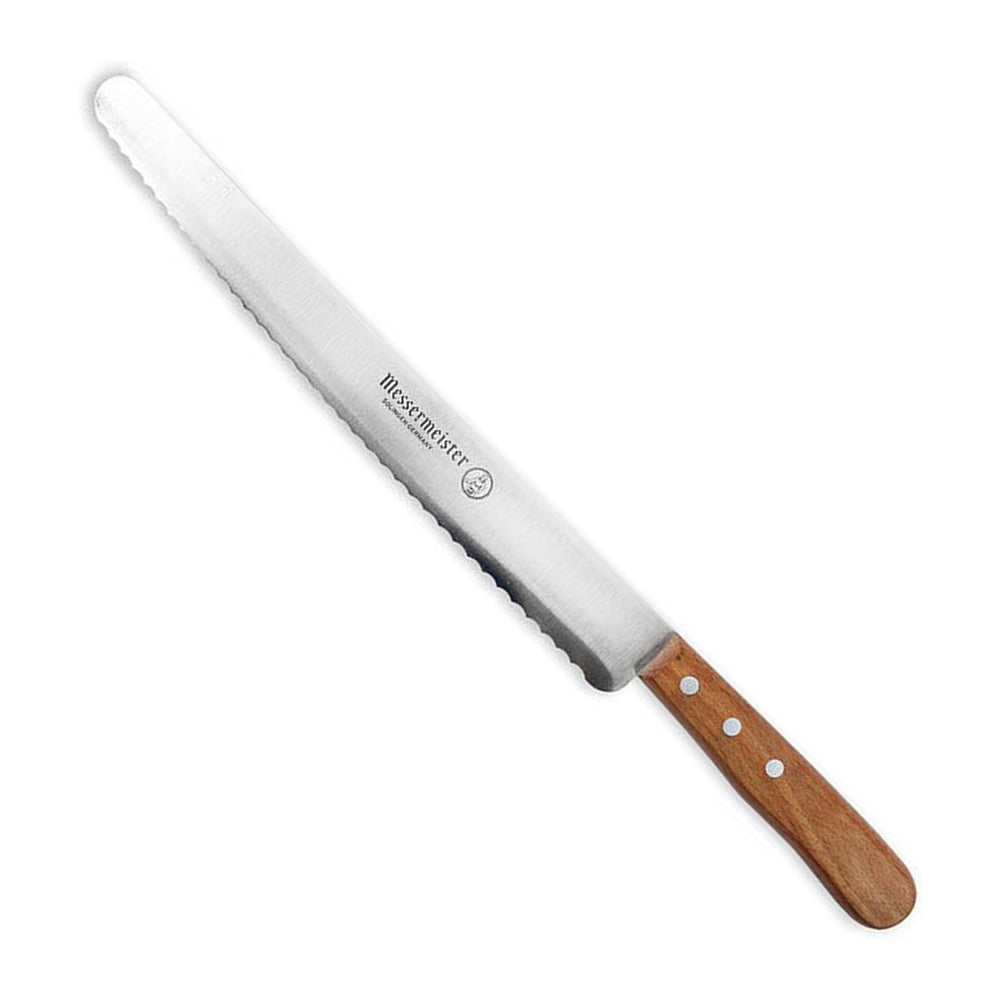Messermeister Broodmes Future 31 cm met beukenhouten heft, vrijstaand op witte achtergrond