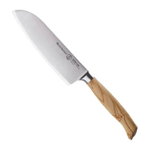 Messermeister Santokumes Oliva Luxe 16.5 cm met olijfhouten heft, vrijstaand op witte achtergrond