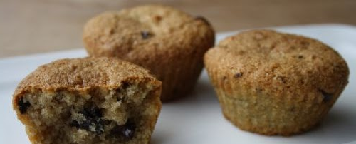 Muffins moelleux sans gluten aux myrtilles, à base de farine d'amande et sucrés au sirop d'agave.