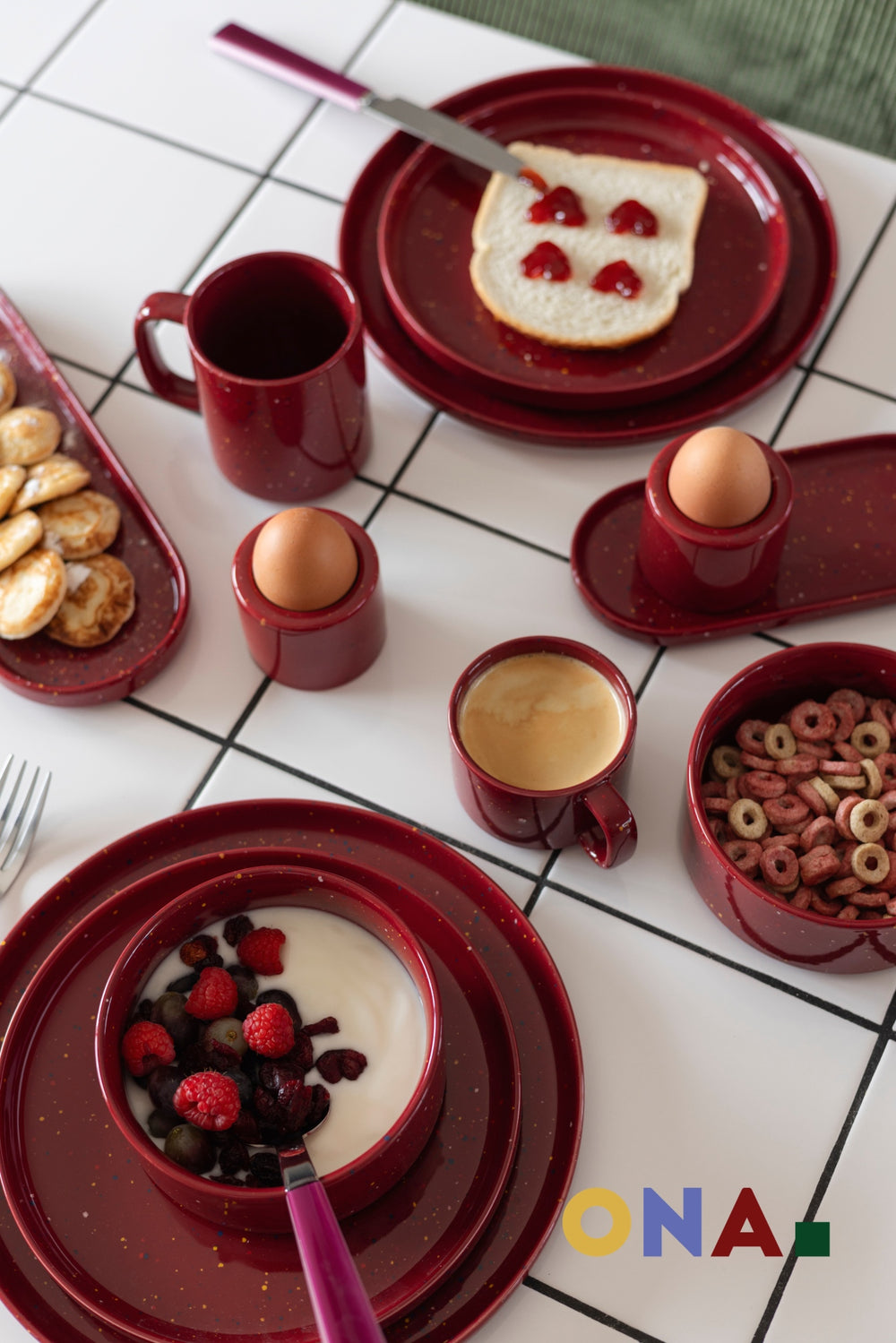 Ensemble de vaisselle ONA Fika Burgundy 12 pièces / 4 personnes - 4 assiettes à dîner, 4 assiettes à petit-déjeuner et 4 bols