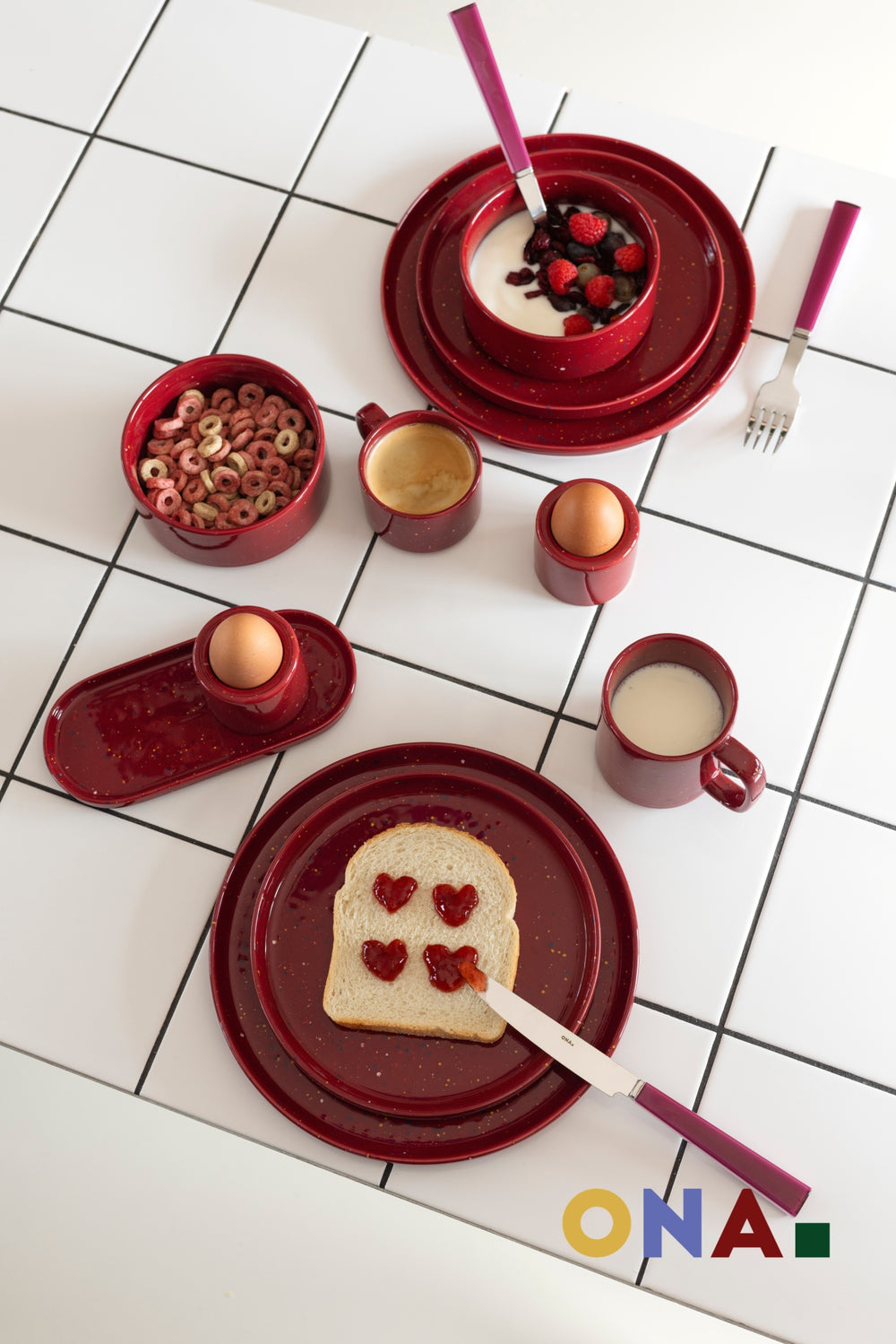 Ensemble de vaisselle ONA Fika Burgundy 12 pièces / 4 personnes - 4 assiettes à dîner, 4 assiettes à petit-déjeuner et 4 bols