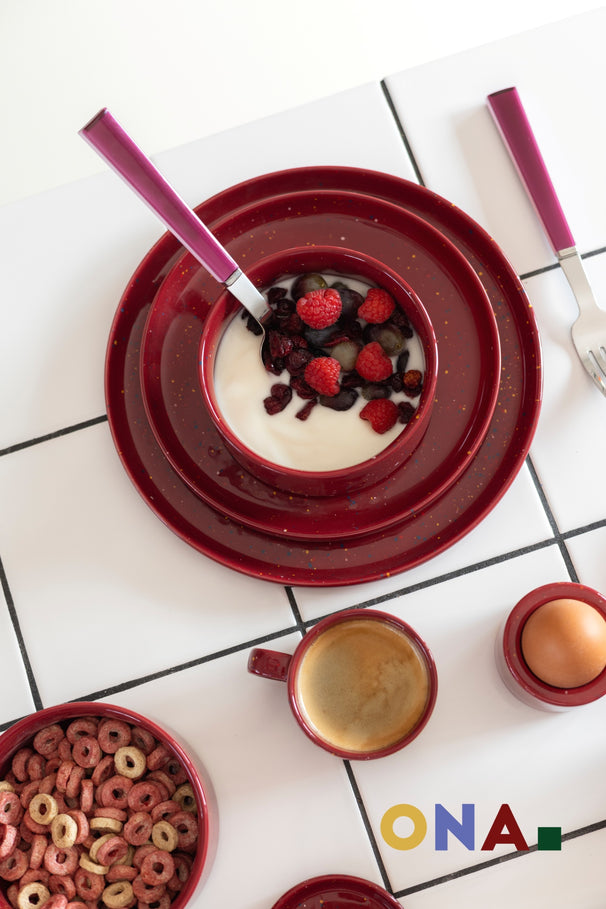 Ensemble de vaisselle ONA Fika Burgundy 12 pièces / 4 personnes - 4 assiettes à dîner, 4 assiettes à petit-déjeuner et 4 bols