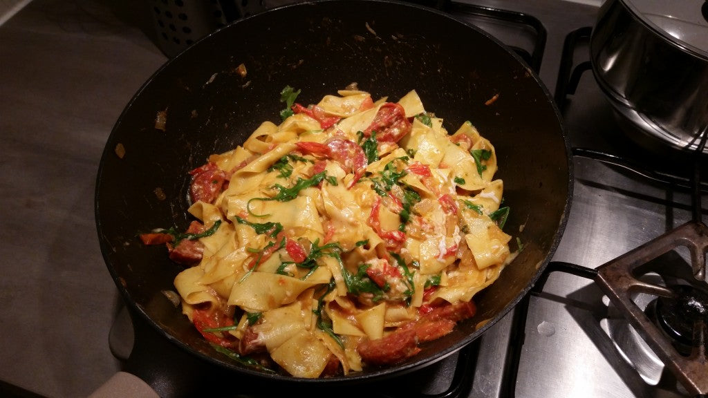 Un plat de pâtes savoureux au chorizo épicé et au fromage de chèvre crémeux