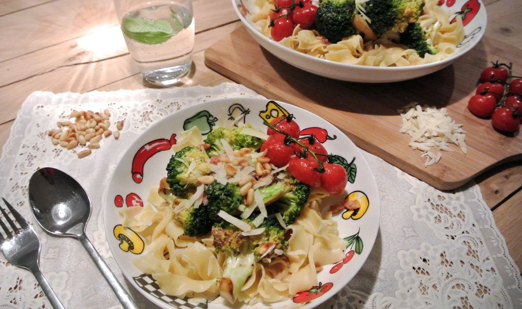 Plat de pâtes crémeux au brocoli, lardons et sauce mozzarella maison