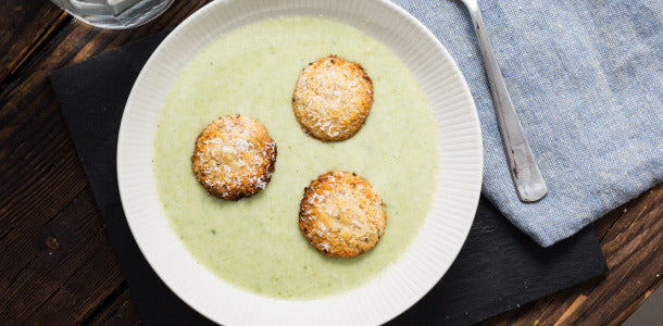 Soupe de poireaux crémeuse aux croûtons de fromage dorés sur pain au levain