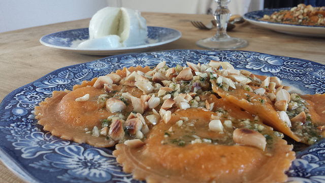 Purée d'aubergine crémeuse avec raviolis frais, pesto et amandes croustillantes