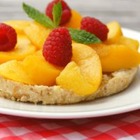 Une tarte fraîche et saine sans cuisson, pleine de saveurs estivales de pêche et de framboise.