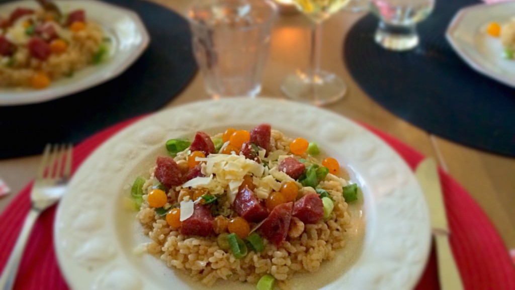 Risotto crémeux à la saucisse à la truffe, aux noisettes et aux tomates cerises