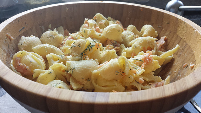 Salade de pâtes facile avec une sauce crémeuse au saumon et de l'aneth frais