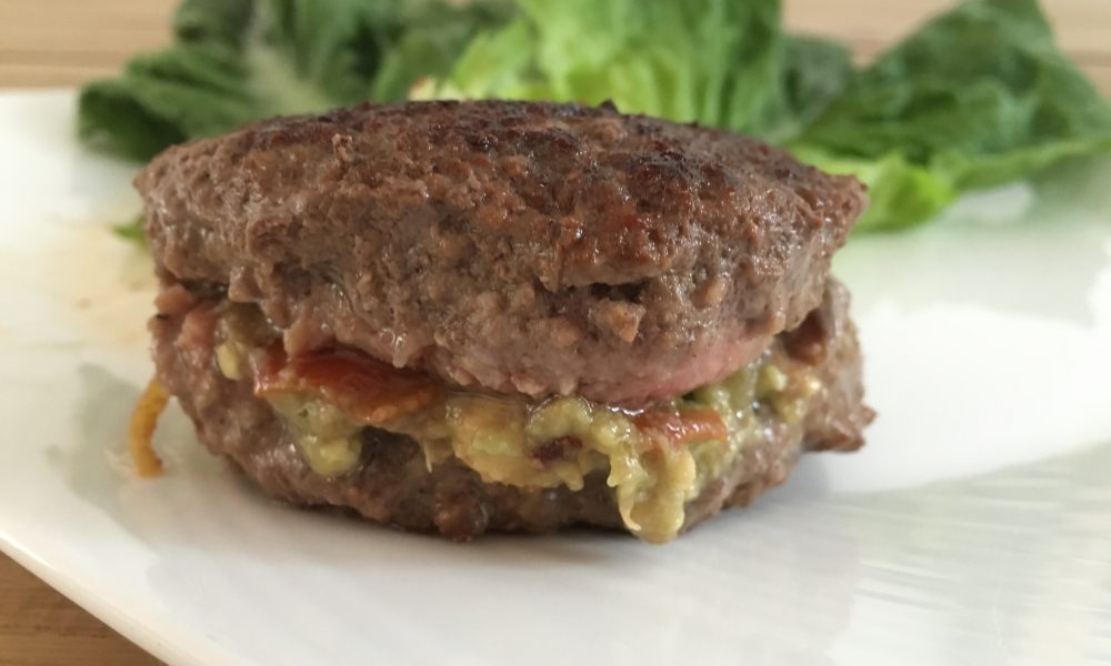 Savoureux burgers de bœuf garnis d'une fraîche crème d'avocat