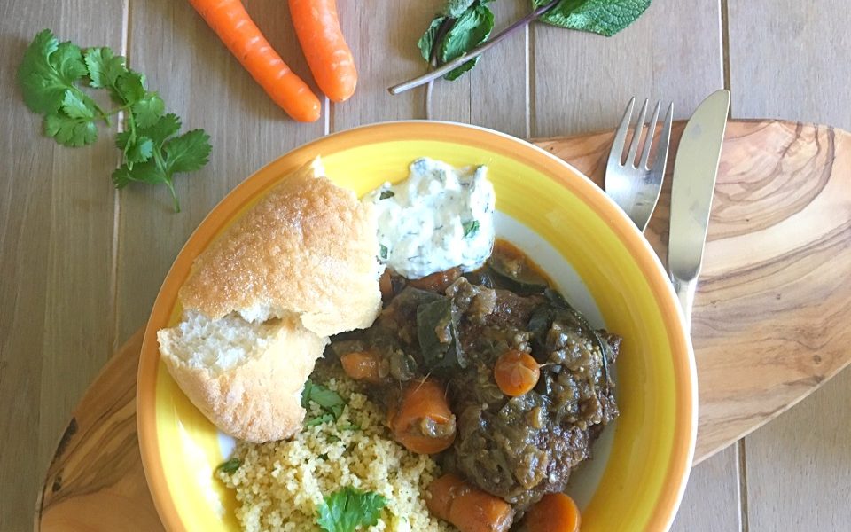 Mijoté réconfortant aux épices marocaines, couscous aérien et sauce au yaourt rafraîchissante