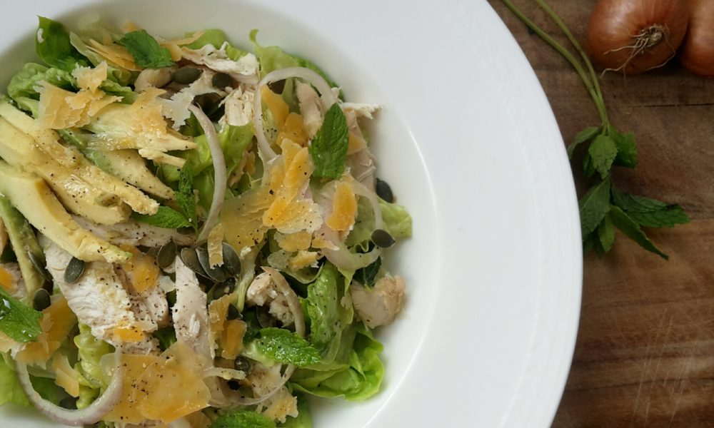 Salade estivale fraîche avec du poulet poché au thé à la menthe et de l'avocat crémeux