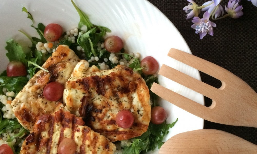 Une salade fraîche avec halloumi grillé, couscous perlé et raisins juteux