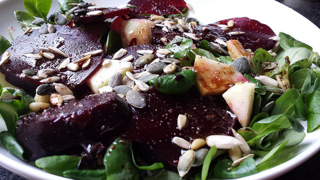 Salade fraîche avec betterave terreuse, pomme sucrée et une vinaigrette au miel légèrement piquante
