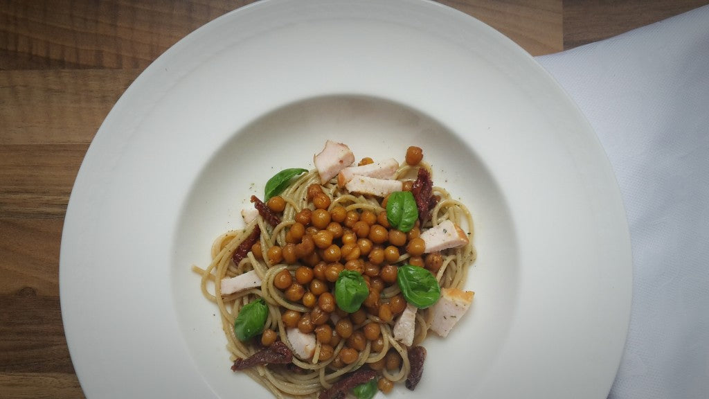 Pois chiches croustillants, pesto maison crémeuse et poulet fumé sur spaghetti complet