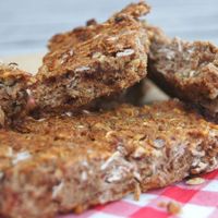 Barres saines et nourrissantes à l'épeautre, dattes et noix, parfaites comme en-cas