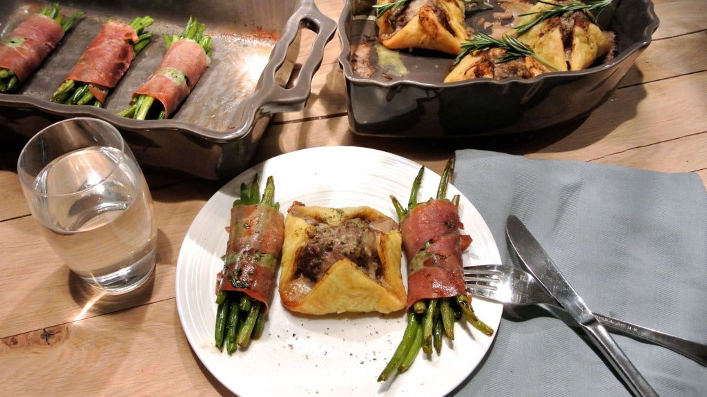 Boulettes juteuses en pâte feuilletée accompagnées de pochettes de haricots croquants