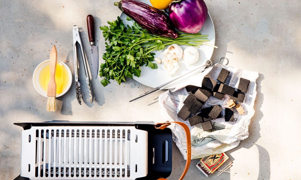 Aubergines rôties accompagnées d'une salsa anchois-persil relevée, parfaites au barbecue