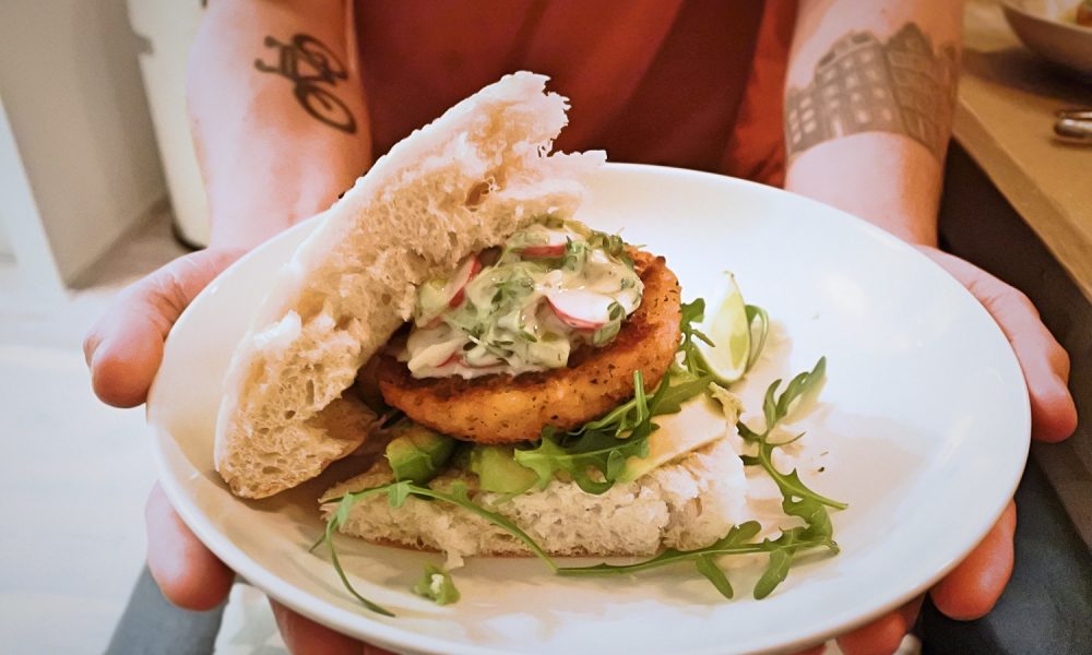 Pain croustillant, avocat crémeux et une sauce yaourt fraîche