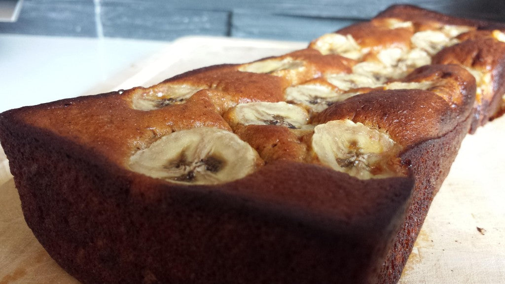 Pain à la banane sain et sans gluten aux dattes et aux noix
