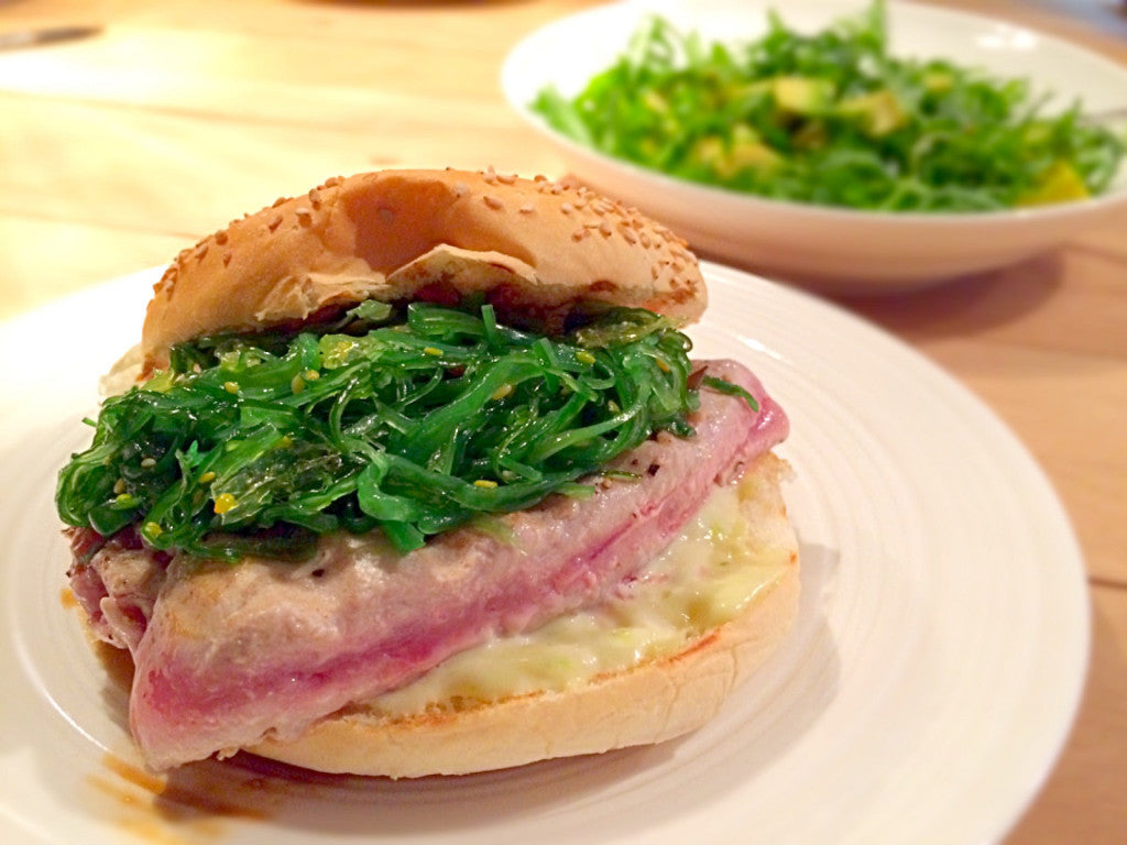 Burger de thon grillé rapide, mayonnaise au wasabi et wakame