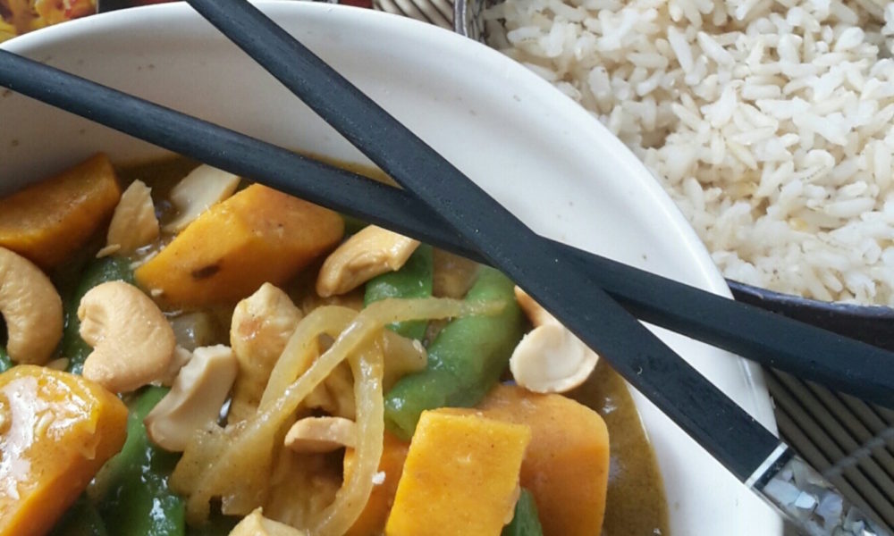 Un curry thaï crémeux avec des légumes croquants et une touche de beurre de cacahuète