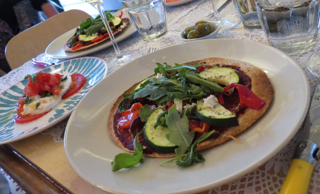 Mini‑pizzas croustillantes sur tortilla avec légumes frais et feta