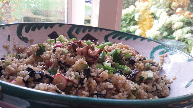 Un sushi bowl vegan coloré et nourrissant aux shiitakés, avocat et nori