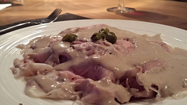 Une entrée italienne classique avec une fricandeau de veau tendre et une mayonnaise au thon onctueuse