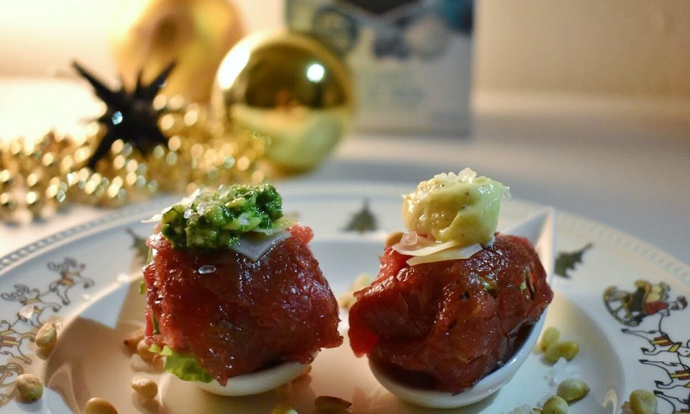 Une élégante mise en bouche au carpaccio, salade et mayonnaise à la truffe