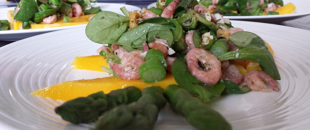 Une salade printanière fraîche aux asperges vertes, crevettes et mangue