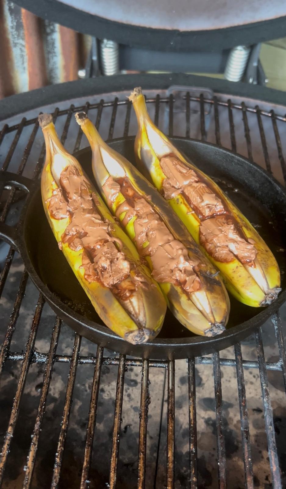 Le dessert ultime pour barbecue : banane grillée avec chocolat fondant et une bonne dose de Licor 43.