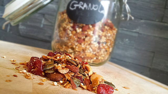 Granola maison croustillant aux noix, graines et une touche de cannelle