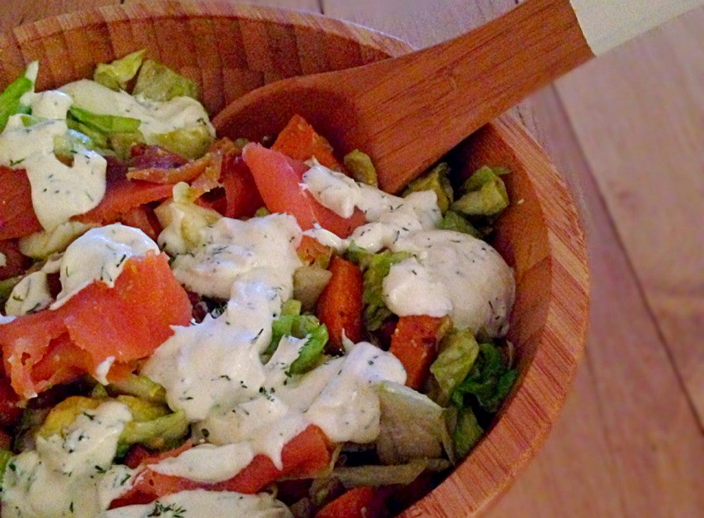 Une salade-repas colorée avec une vinaigrette crémeuse