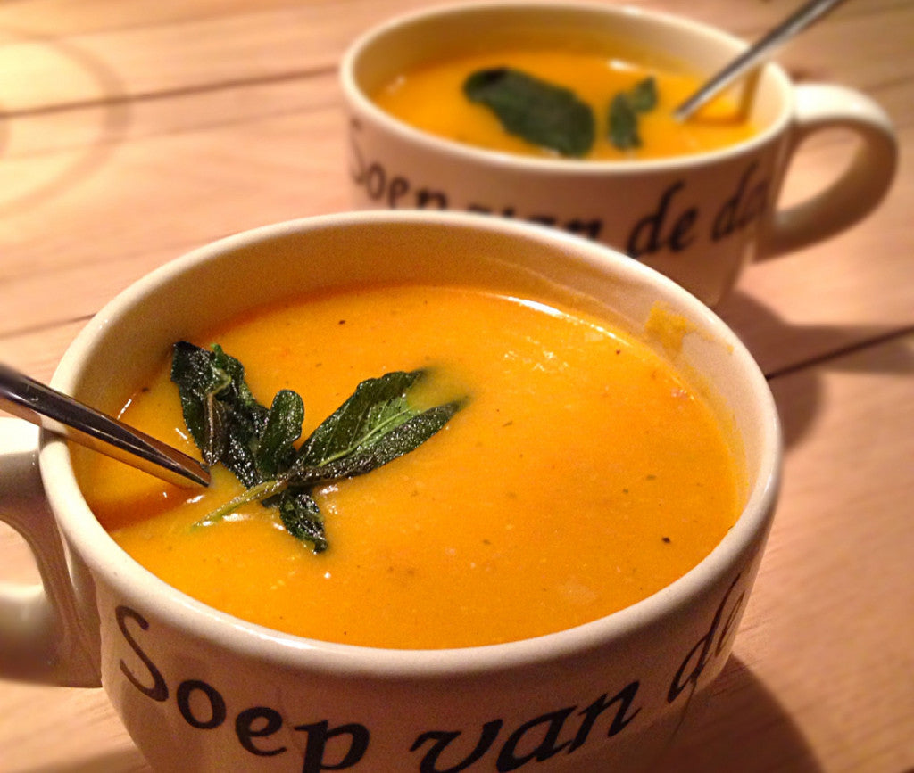 Soupe de courge onctueuse avec une touche pimentée et de la sauge croustillante
