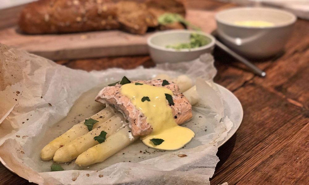 Asperges et saumon au four en papillotes, nappés d'une sauce hollandaise crémeuse faite maison