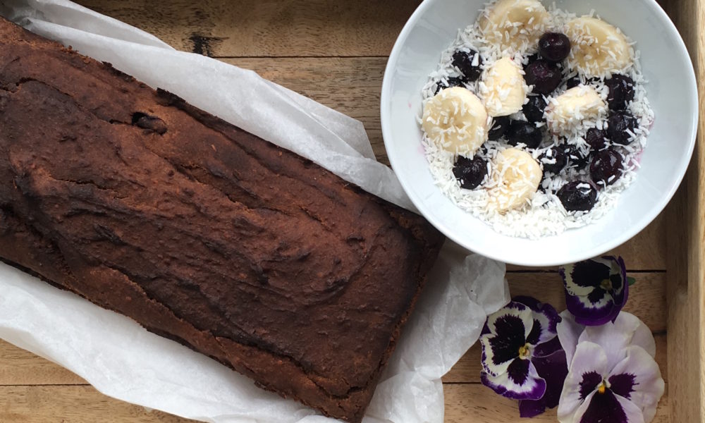 Pain à la banane sans gluten aux dattes et myrtilles