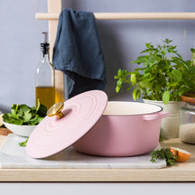 BK Braadpan Bourgogne Blush Pink Gietijzer ø 24 cm / 4.2 Liter - sfeerbeeld 1