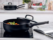 BK Hapjespan met deksel Easy Induction Zwart ø 28 cm / 4.6 Liter - sfeerbeeld 2