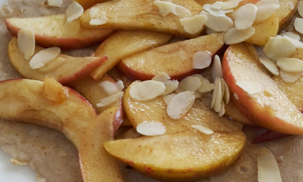 Crêpes de sarrasin aériennes aux pommes caramélisées et aux amandes