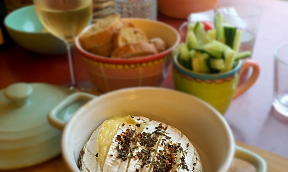 Camembert fondant aux herbes, légumes frais et pain croustillant