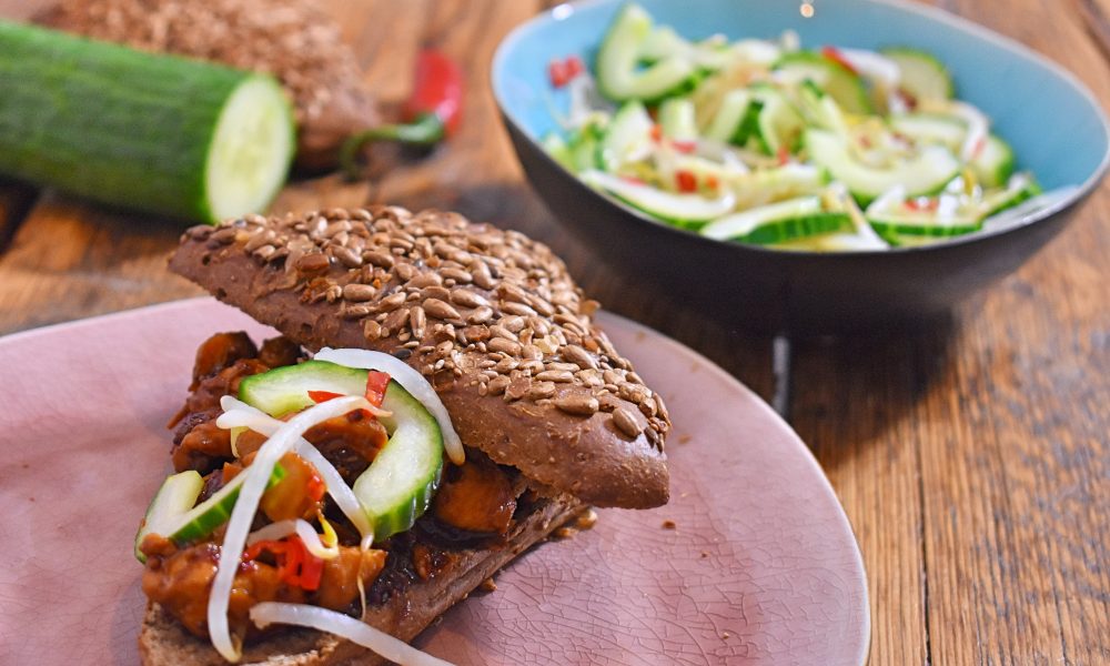 Poulet effiloché à la sauce épicée et pickles de légumes acidulés