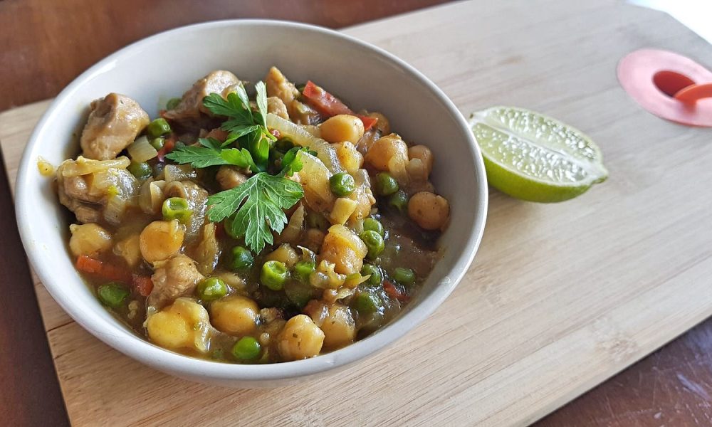 Un plat savoureux et nourrissant au poulet, pois chiches et lait de coco