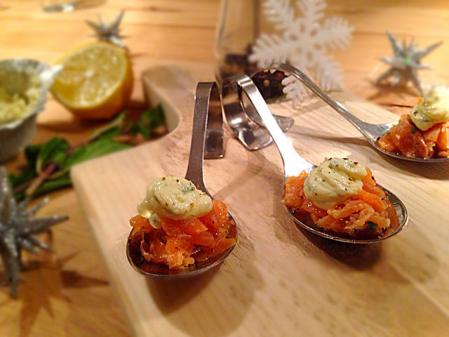 Une bouchée festive et élégante au saumon fumé et au fromage aux herbes crémeux