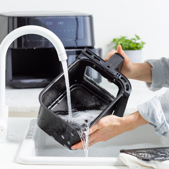Nettoyez soigneusement le panier et le plateau