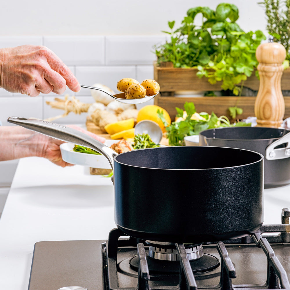 GreenPan Pannenset Copenhagen Zwart 3-delig - Steelpan ø 16 cm, Kookpan ø 18 & 20 cm - sfeerbeeld 5