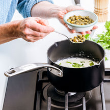 GreenPan Steelpan met 2 Schenktuiten Copenhagen Zwart ø 16 cm / 1.6 Liter - sfeerbeeld 1